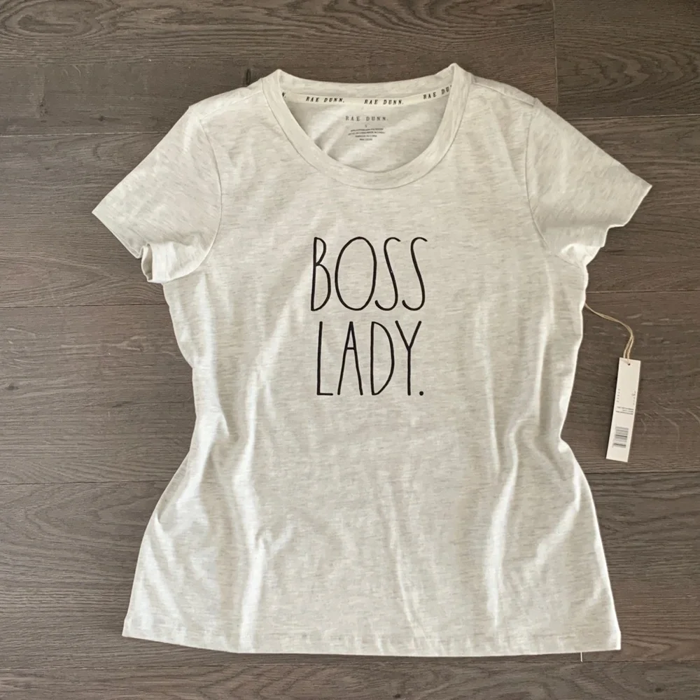 NWT Rae Dunn Gray 'Boss Lady' Top - Picture 3 of 4